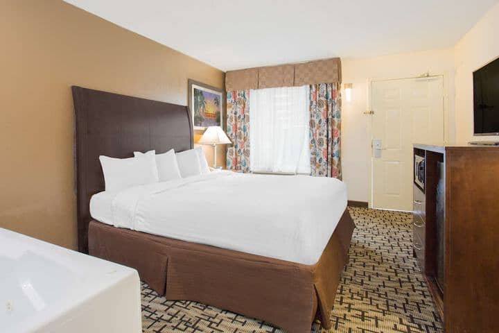 Room 4 of 18